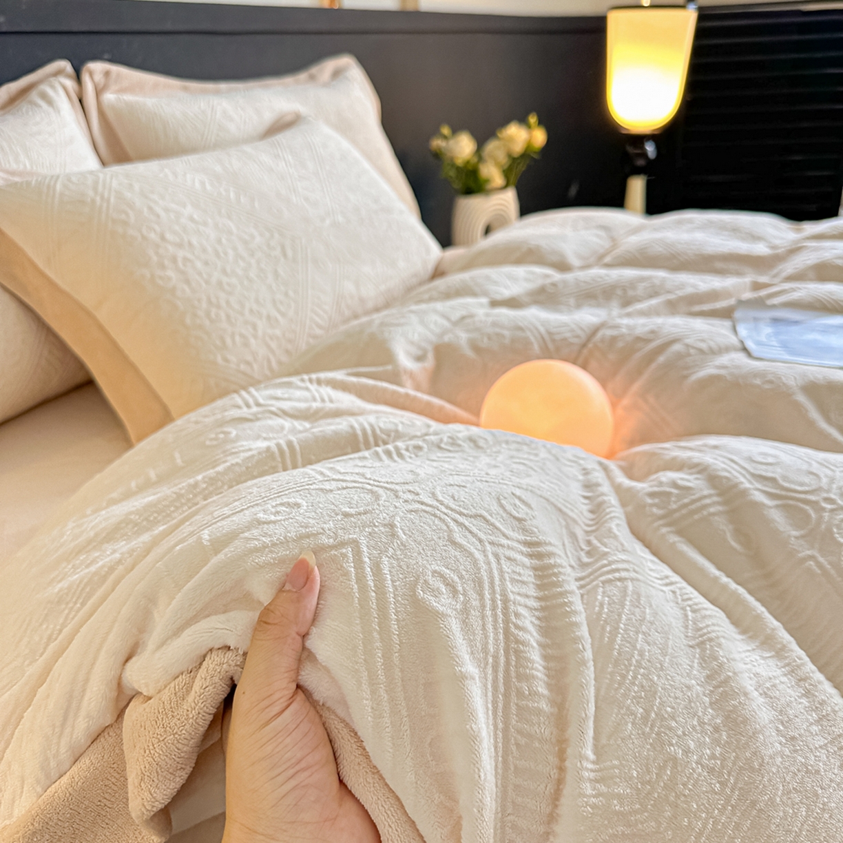 91家纺网 家纺一手货源 找家纺 亿梵家居  2025秋冬新款-拼角款A类全消光牛奶绒立体5D雕花绒四件套 图兰朵-奶油白