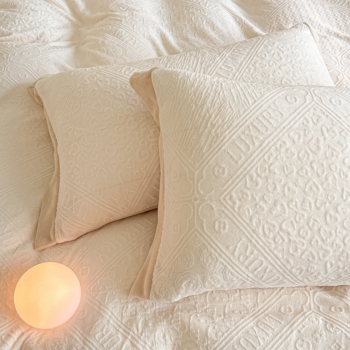 91家纺网 家纺一手货源 找家纺 亿梵家居  2025秋冬新款-拼角款A类全消光牛奶绒立体5D雕花绒四件套 图兰朵-奶油白