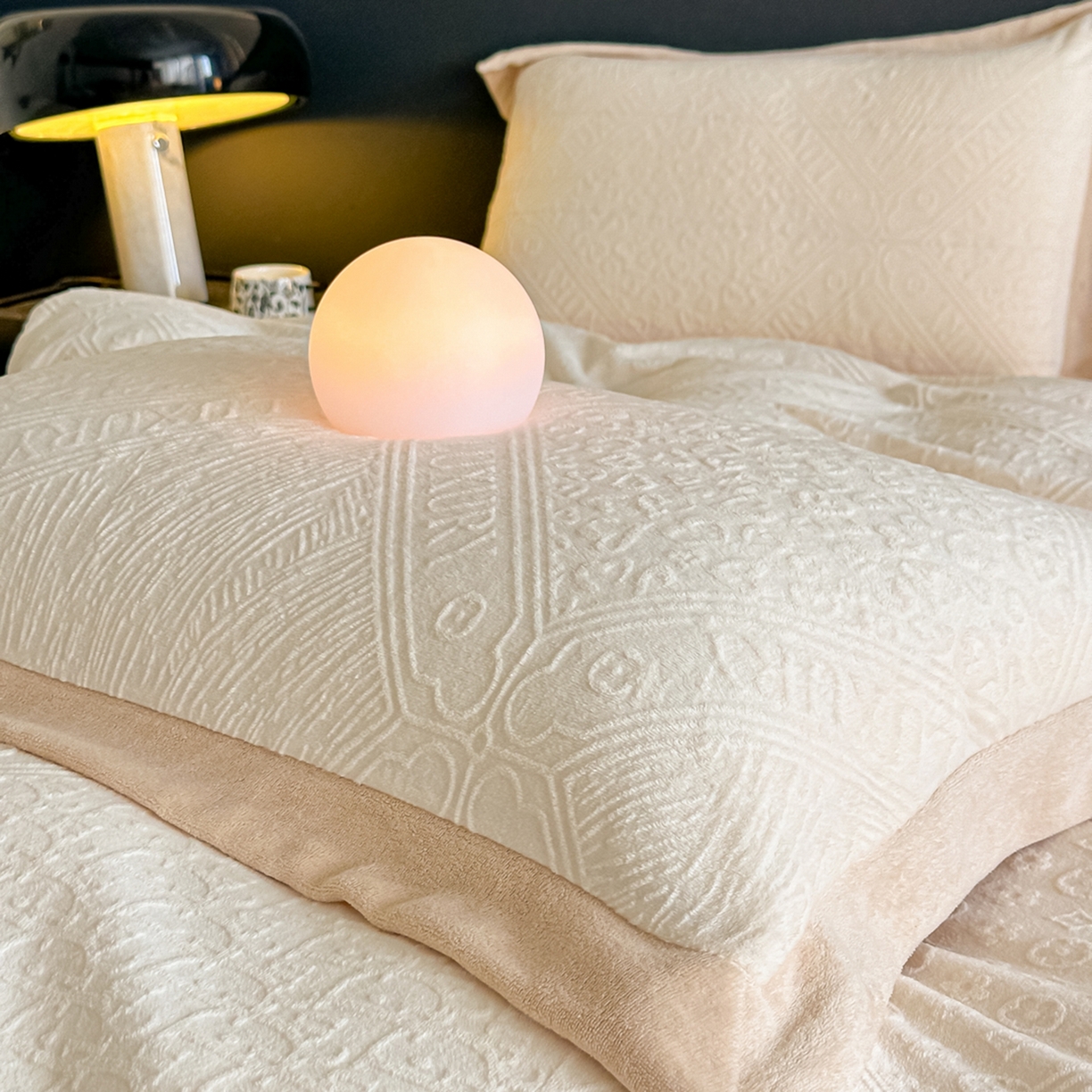 91家纺网 家纺一手货源 找家纺 亿梵家居  2025秋冬新款-拼角款A类全消光牛奶绒立体5D雕花绒四件套 图兰朵-奶油白