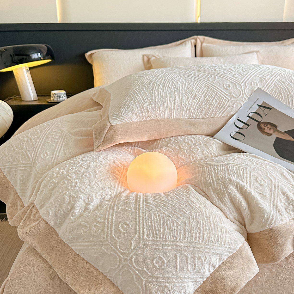 91家纺网 家纺一手货源 找家纺 亿梵家居  2025秋冬新款-拼角款A类全消光牛奶绒立体5D雕花绒四件套 图兰朵-奶油白