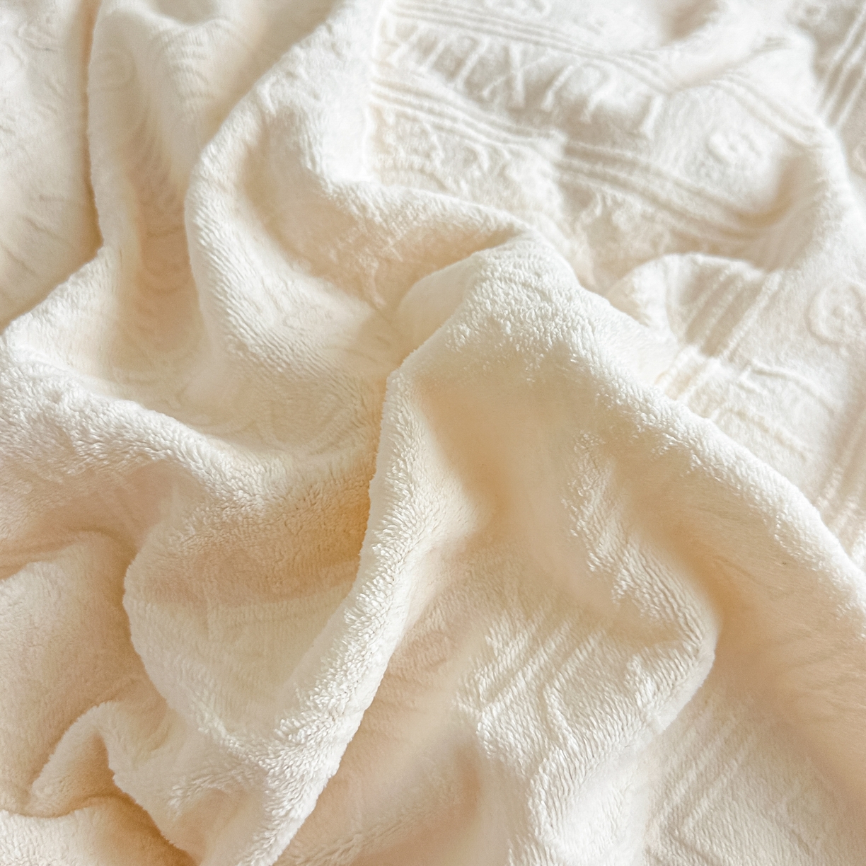 91家纺网 家纺一手货源 找家纺 亿梵家居  2025秋冬新款-拼角款A类全消光牛奶绒立体5D雕花绒四件套 图兰朵-奶油白