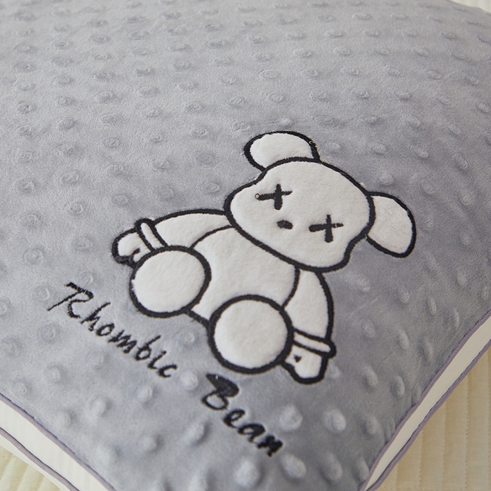 91家纺网 家纺一手货源 找家纺 万聚凯枕芯 2025新款豆豆熊枕头枕芯 熊熊-浅灰