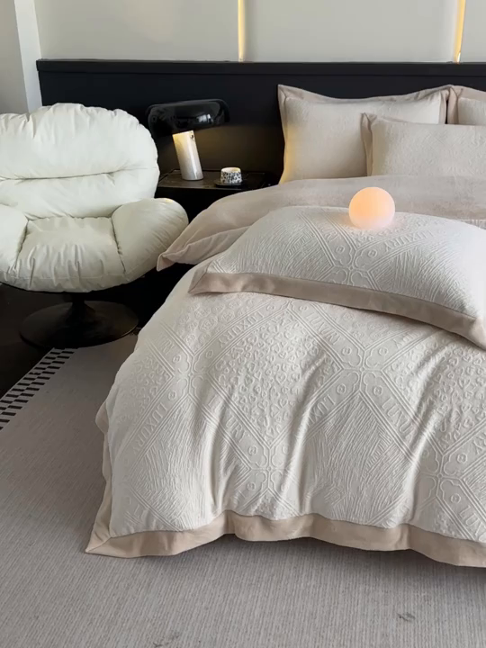 91家纺网 家纺一手货源 找家纺 亿梵家居  2025秋冬新款-拼角款A类全消光牛奶绒立体5D雕花绒四件套 图兰朵-奶油白