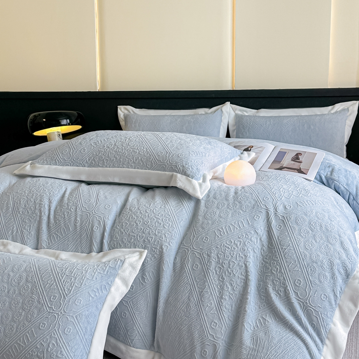 91家纺网 家纺一手货源 找家纺 亿梵家居  2025秋冬新款-拼角款A类全消光牛奶绒立体5D雕花绒四件套 图兰朵-天空蓝