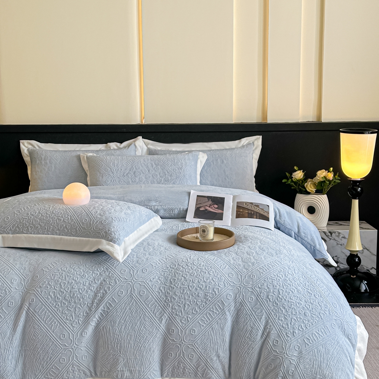 91家纺网 家纺一手货源 找家纺 亿梵家居  2025秋冬新款-拼角款A类全消光牛奶绒立体5D雕花绒四件套 图兰朵-天空蓝