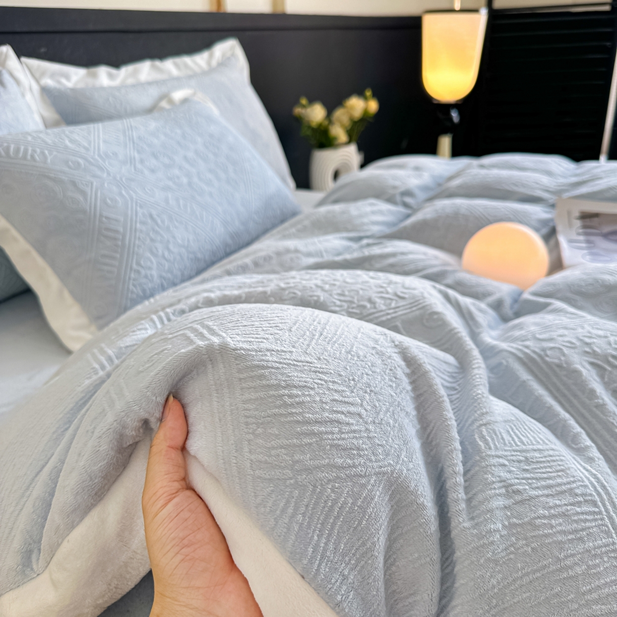 91家纺网 家纺一手货源 找家纺 亿梵家居  2025秋冬新款-拼角款A类全消光牛奶绒立体5D雕花绒四件套 图兰朵-天空蓝