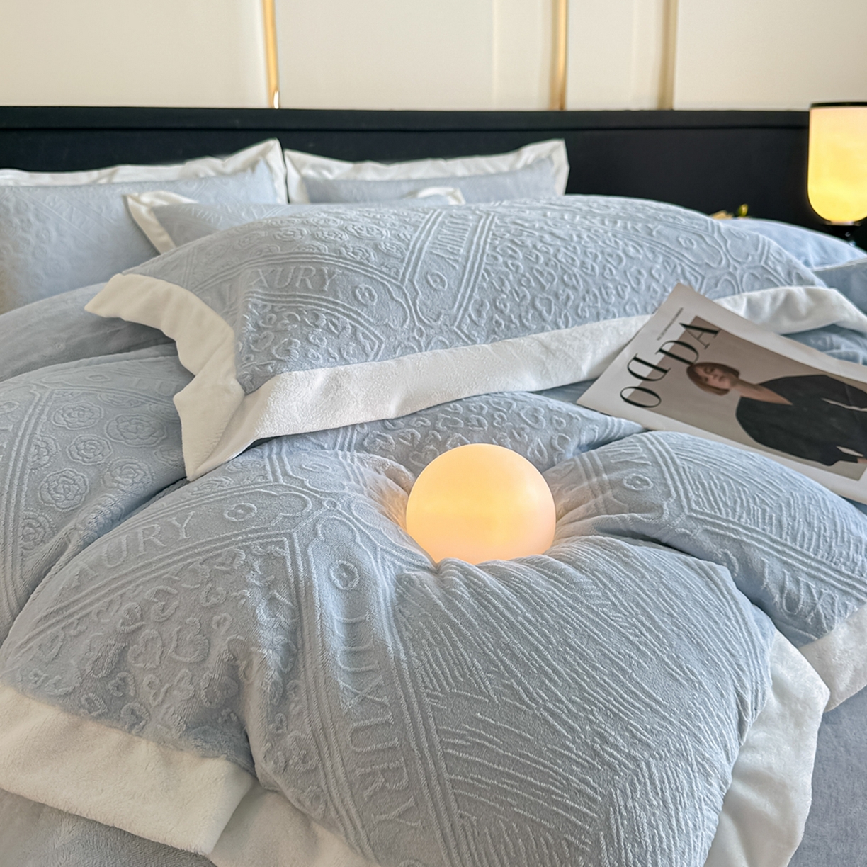 91家纺网 家纺一手货源 找家纺 亿梵家居  2025秋冬新款-拼角款A类全消光牛奶绒立体5D雕花绒四件套 图兰朵-天空蓝