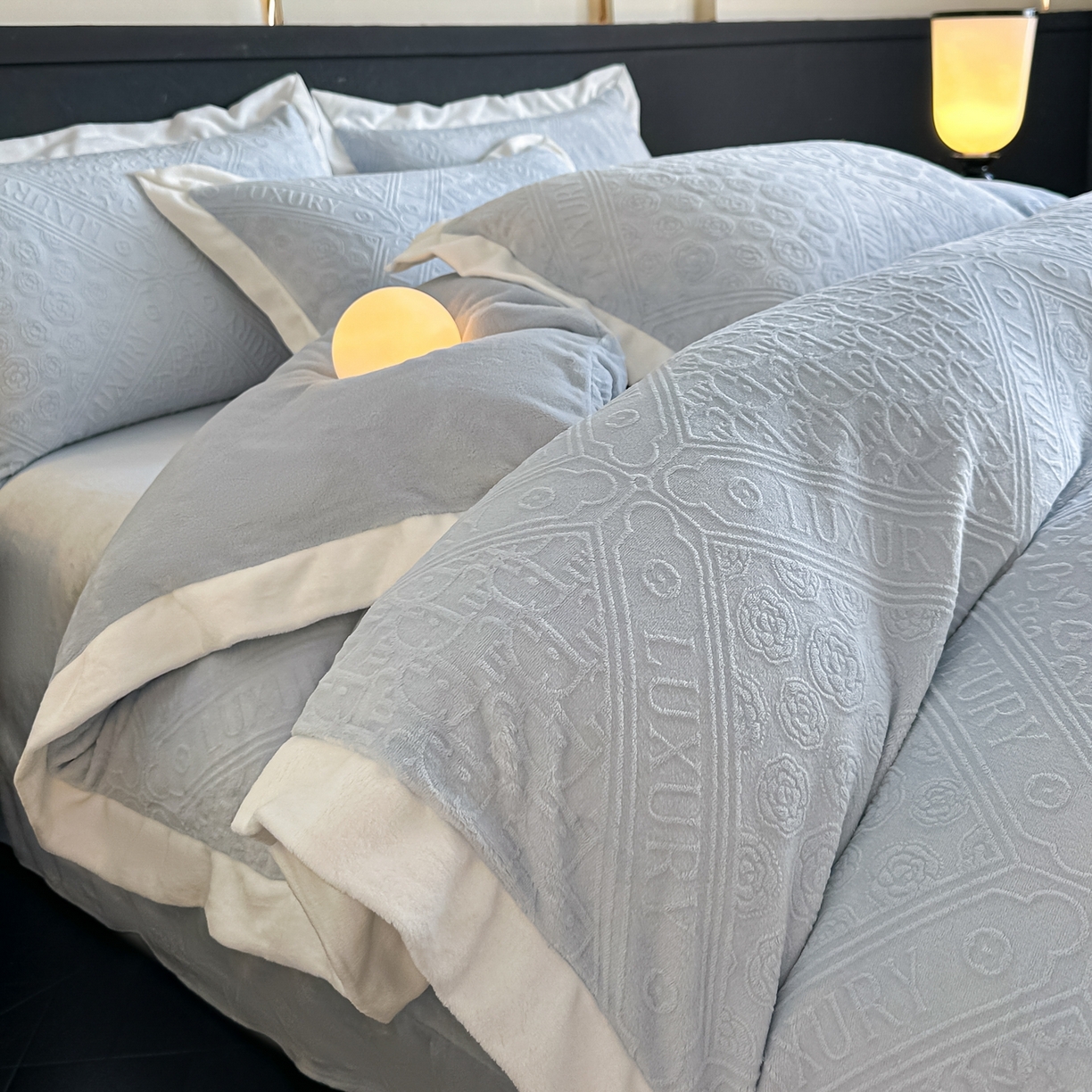 亿梵家居  2025秋冬新款-拼角款A类全消光牛奶绒立体5D雕花绒四件套 图兰朵-天空蓝