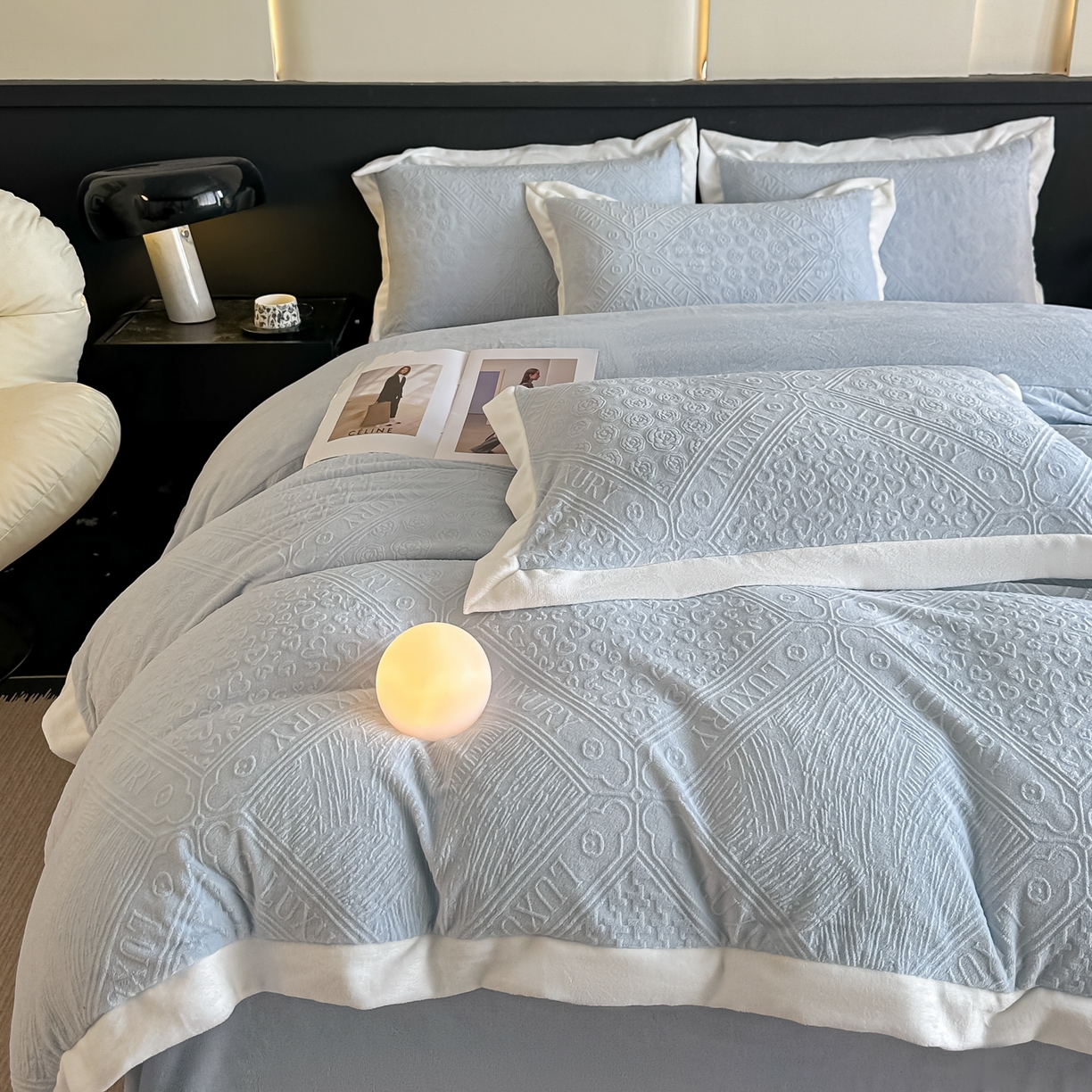 91家纺网 家纺一手货源 找家纺 亿梵家居  2025秋冬新款-拼角款A类全消光牛奶绒立体5D雕花绒四件套 图兰朵-天空蓝