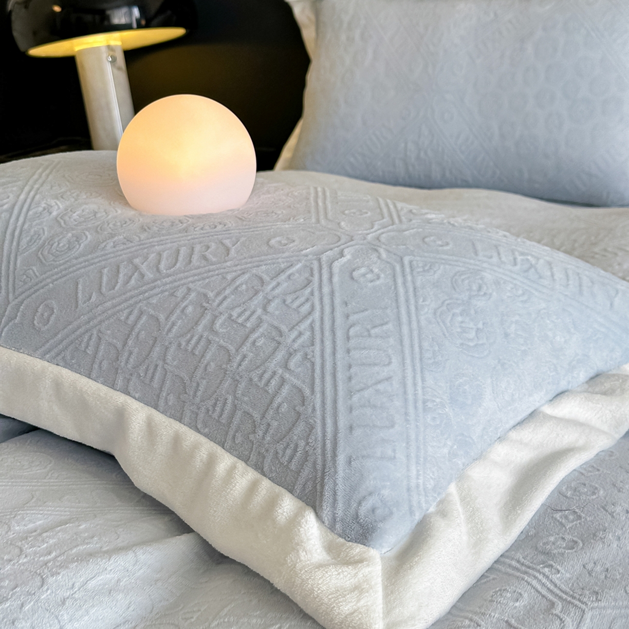 91家纺网 家纺一手货源 找家纺 亿梵家居  2025秋冬新款-拼角款A类全消光牛奶绒立体5D雕花绒四件套 图兰朵-天空蓝