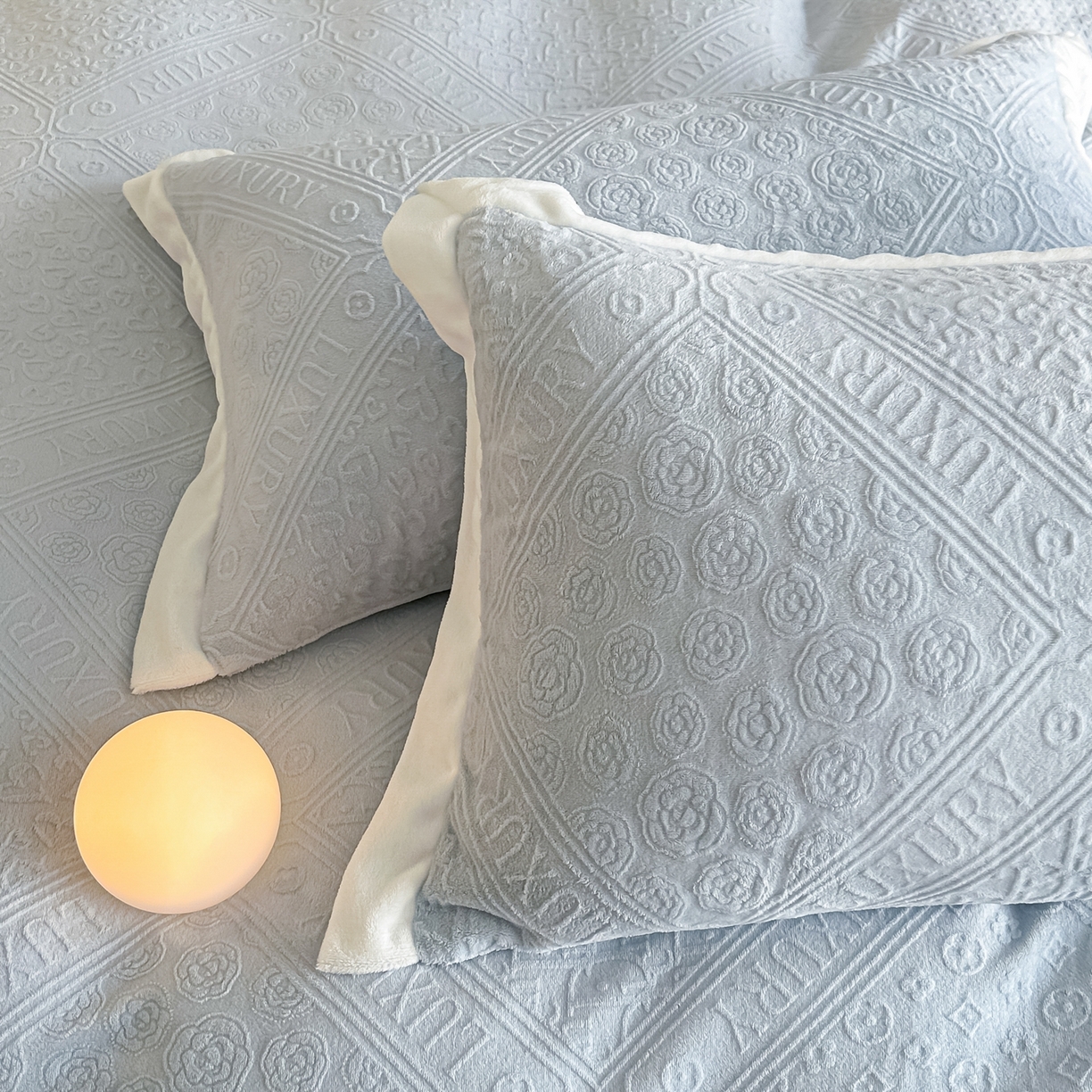 91家纺网 家纺一手货源 找家纺 亿梵家居  2025秋冬新款-拼角款A类全消光牛奶绒立体5D雕花绒四件套 图兰朵-天空蓝