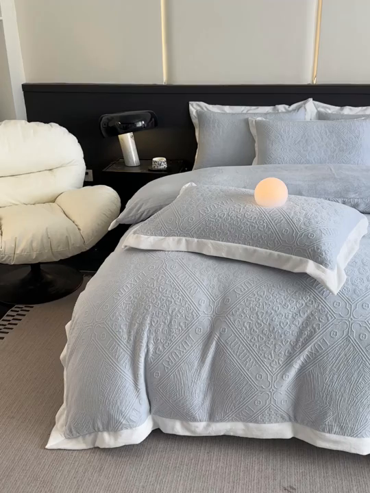 91家纺网 家纺一手货源 找家纺 亿梵家居  2025秋冬新款-拼角款A类全消光牛奶绒立体5D雕花绒四件套 图兰朵-天空蓝