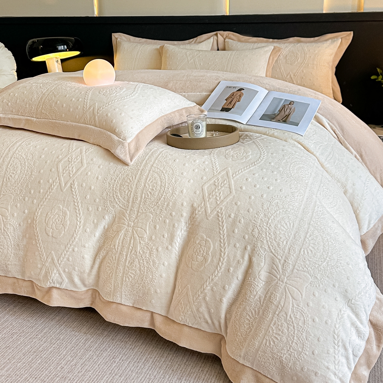 91家纺网 家纺一手货源 找家纺 亿梵家居  2025秋冬新款-拼角款A类全消光牛奶绒立体5D雕花绒四件套 夏洛特-奶油白