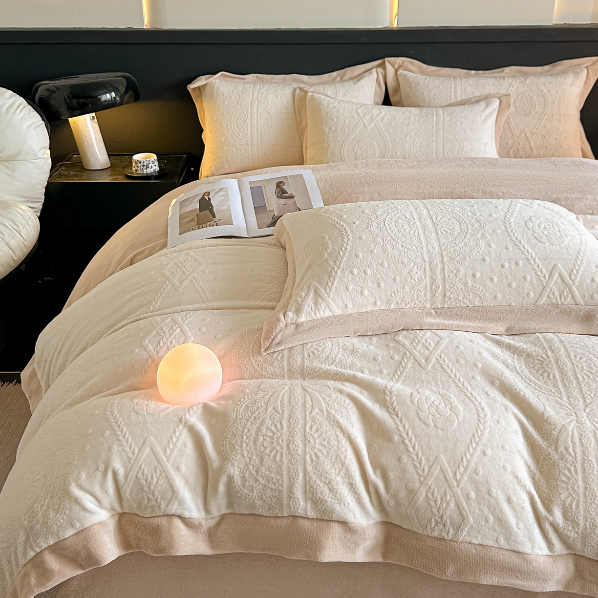 91家纺网 家纺一手货源 找家纺 亿梵家居  2025秋冬新款-拼角款A类全消光牛奶绒立体5D雕花绒四件套 夏洛特-奶油白