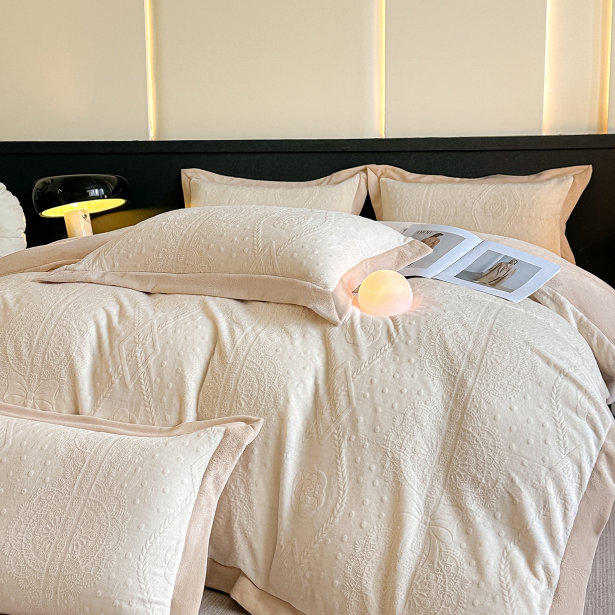 91家纺网 家纺一手货源 找家纺 亿梵家居  2025秋冬新款-拼角款A类全消光牛奶绒立体5D雕花绒四件套 夏洛特-奶油白