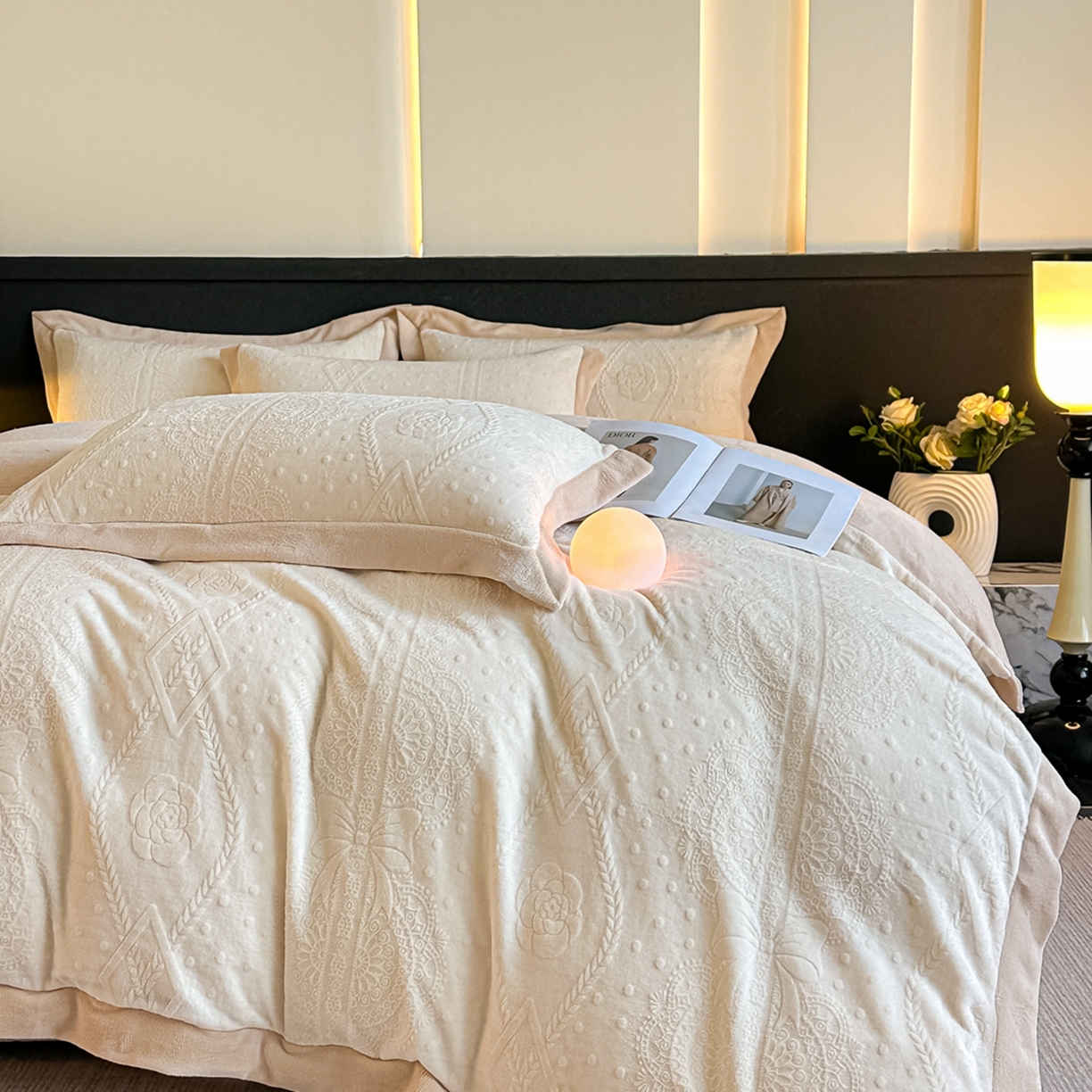 91家纺网 家纺一手货源 找家纺 亿梵家居  2025秋冬新款-拼角款A类全消光牛奶绒立体5D雕花绒四件套 夏洛特-奶油白