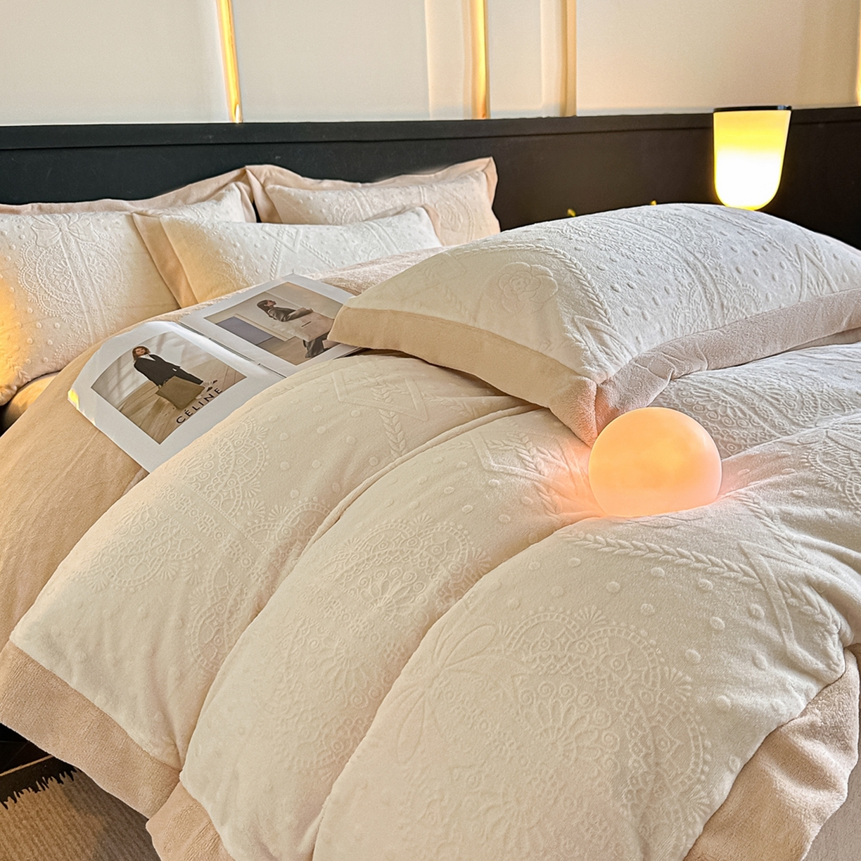 91家纺网 家纺一手货源 找家纺 亿梵家居  2025秋冬新款-拼角款A类全消光牛奶绒立体5D雕花绒四件套 夏洛特-奶油白