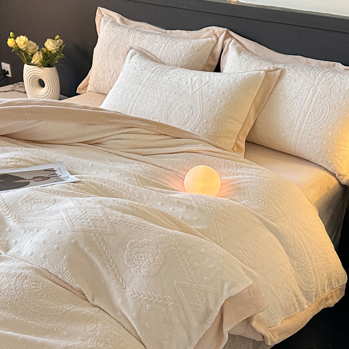 91家纺网 家纺一手货源 找家纺 亿梵家居  2025秋冬新款-拼角款A类全消光牛奶绒立体5D雕花绒四件套 夏洛特-奶油白