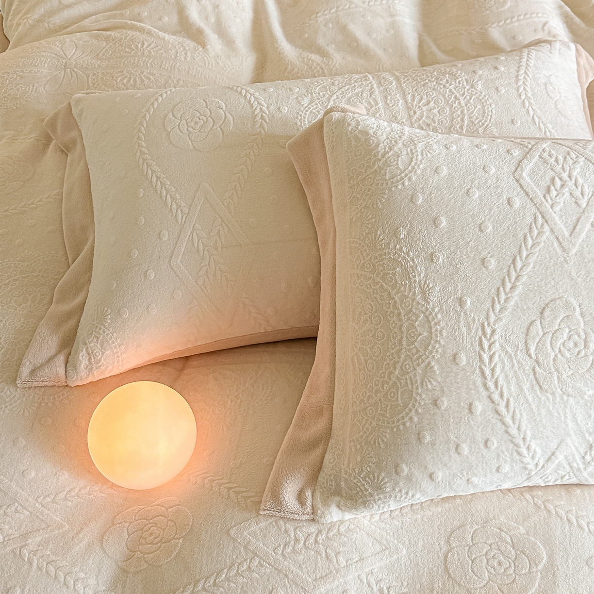 91家纺网 家纺一手货源 找家纺 亿梵家居  2025秋冬新款-拼角款A类全消光牛奶绒立体5D雕花绒四件套 夏洛特-奶油白