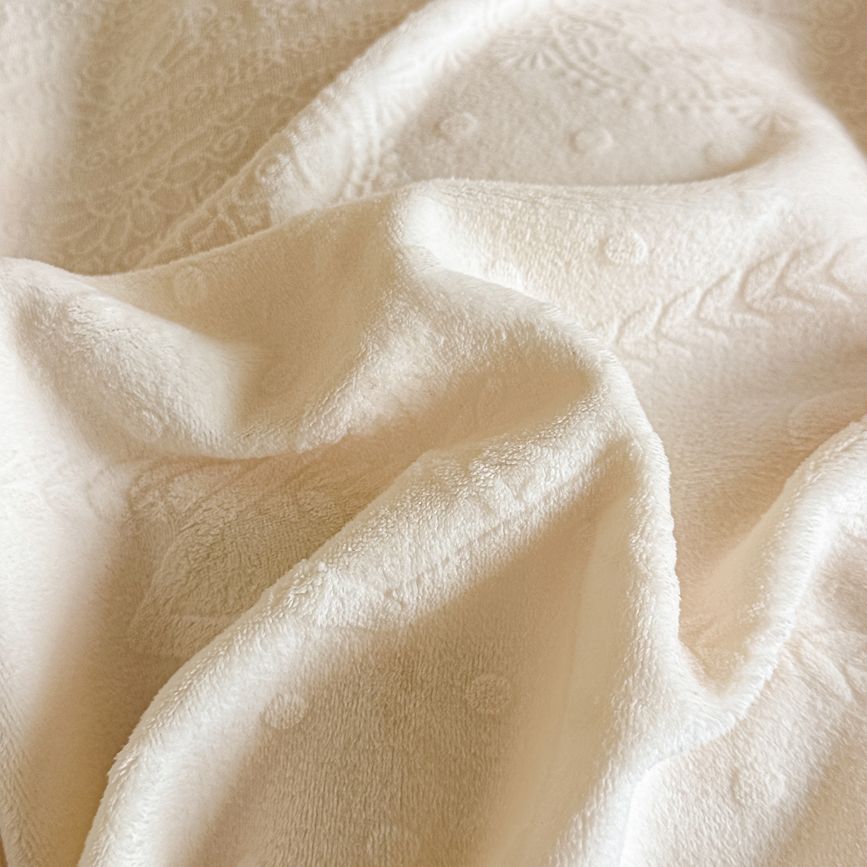 91家纺网 家纺一手货源 找家纺 亿梵家居  2025秋冬新款-拼角款A类全消光牛奶绒立体5D雕花绒四件套 夏洛特-奶油白