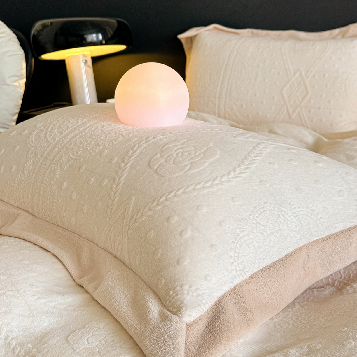 91家纺网 家纺一手货源 找家纺 亿梵家居  2025秋冬新款-拼角款A类全消光牛奶绒立体5D雕花绒四件套 夏洛特-奶油白