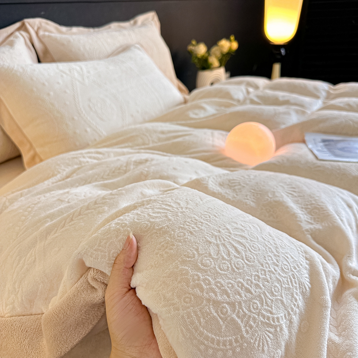 91家纺网 家纺一手货源 找家纺 亿梵家居  2025秋冬新款-拼角款A类全消光牛奶绒立体5D雕花绒四件套 夏洛特-奶油白