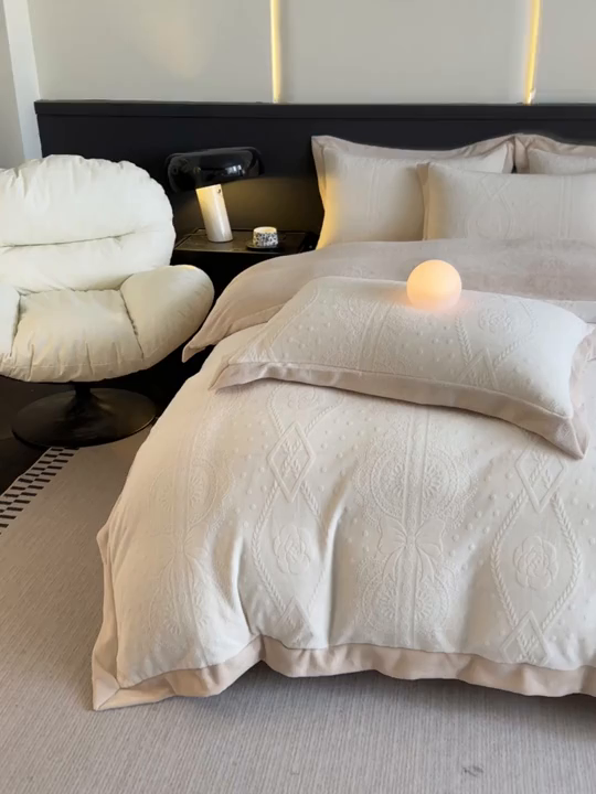 91家纺网 家纺一手货源 找家纺 亿梵家居  2025秋冬新款-拼角款A类全消光牛奶绒立体5D雕花绒四件套 夏洛特-奶油白