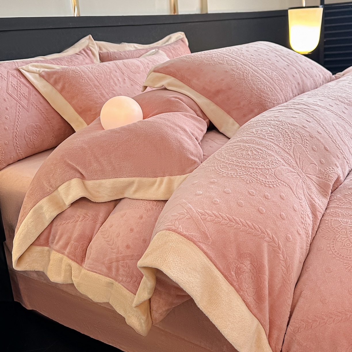 亿梵家居  2025秋冬新款-拼角款A类全消光牛奶绒立体5D雕花绒四件套 夏洛特-浅粉玉