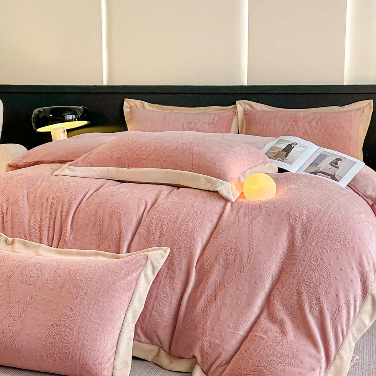 91家纺网 家纺一手货源 找家纺 亿梵家居  2025秋冬新款-拼角款A类全消光牛奶绒立体5D雕花绒四件套 夏洛特-浅粉玉