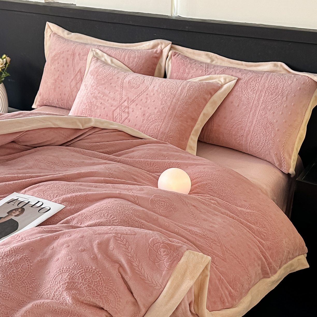 91家纺网 家纺一手货源 找家纺 亿梵家居  2025秋冬新款-拼角款A类全消光牛奶绒立体5D雕花绒四件套 夏洛特-浅粉玉