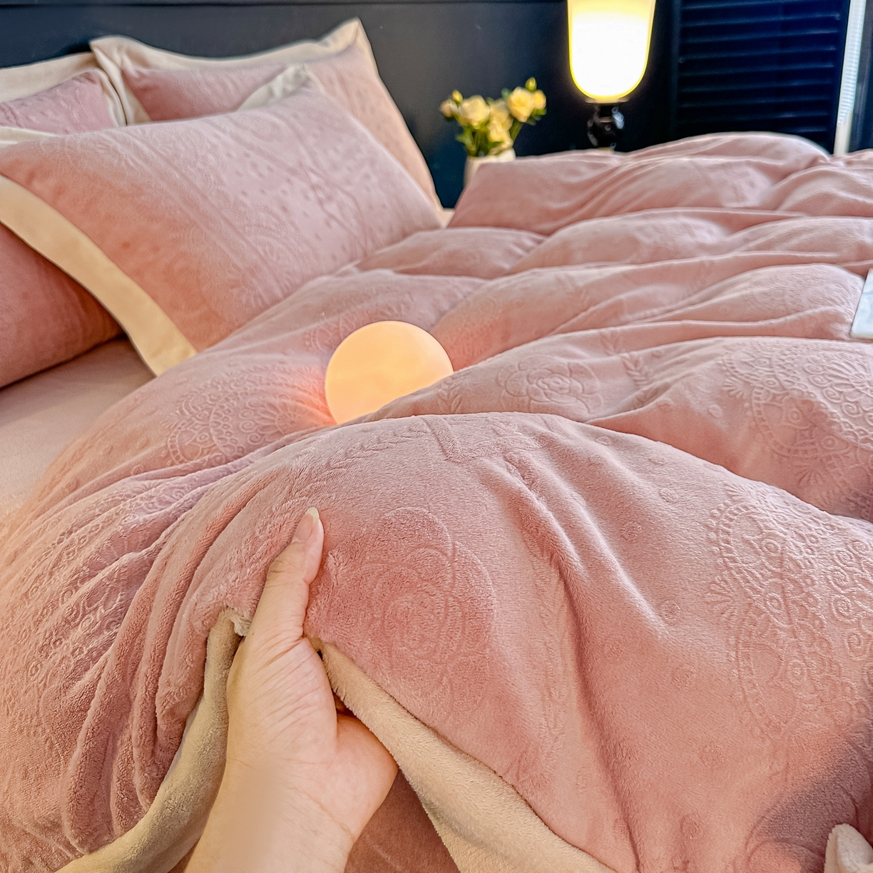 91家纺网 家纺一手货源 找家纺 亿梵家居  2025秋冬新款-拼角款A类全消光牛奶绒立体5D雕花绒四件套 夏洛特-浅粉玉