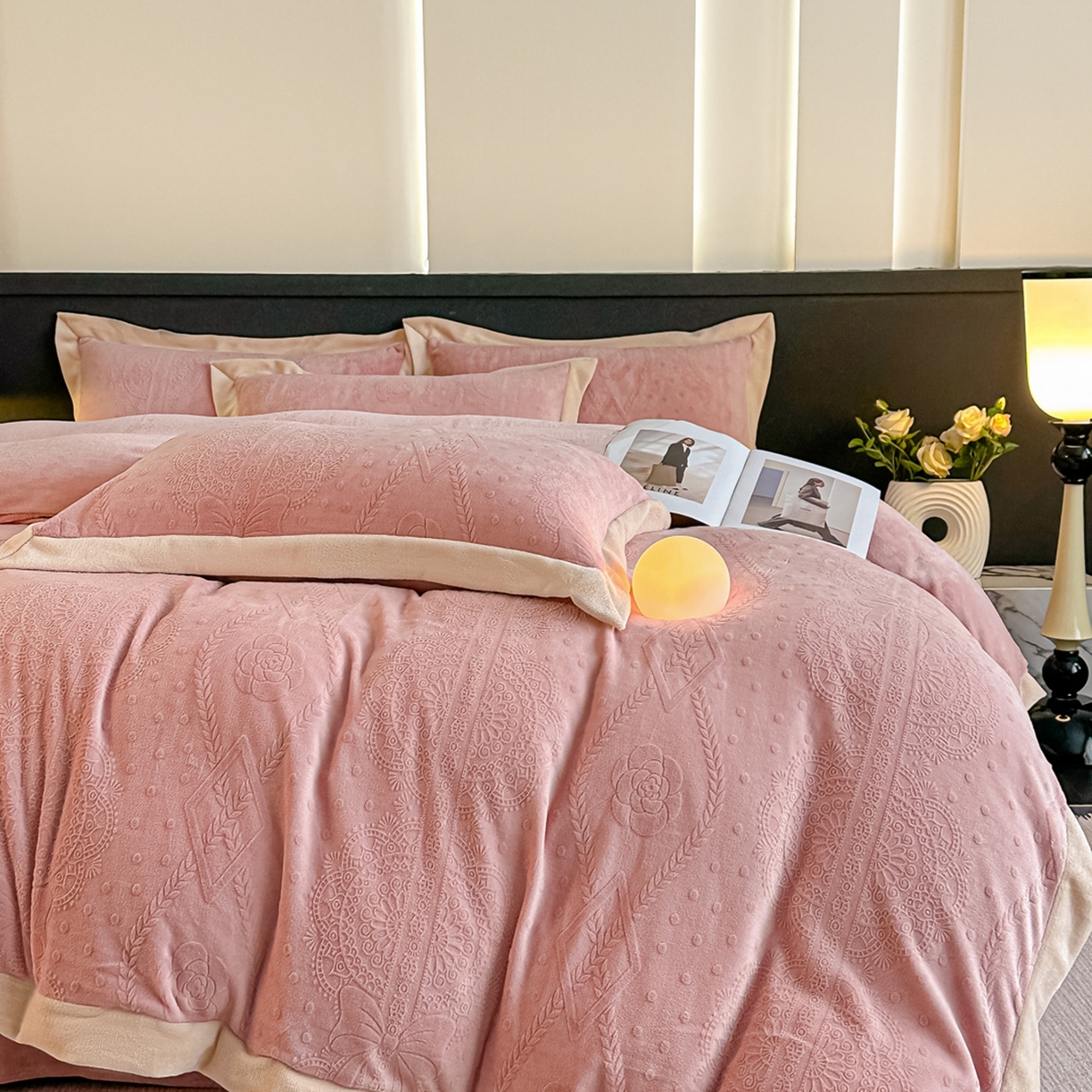 91家纺网 家纺一手货源 找家纺 亿梵家居  2025秋冬新款-拼角款A类全消光牛奶绒立体5D雕花绒四件套 夏洛特-浅粉玉