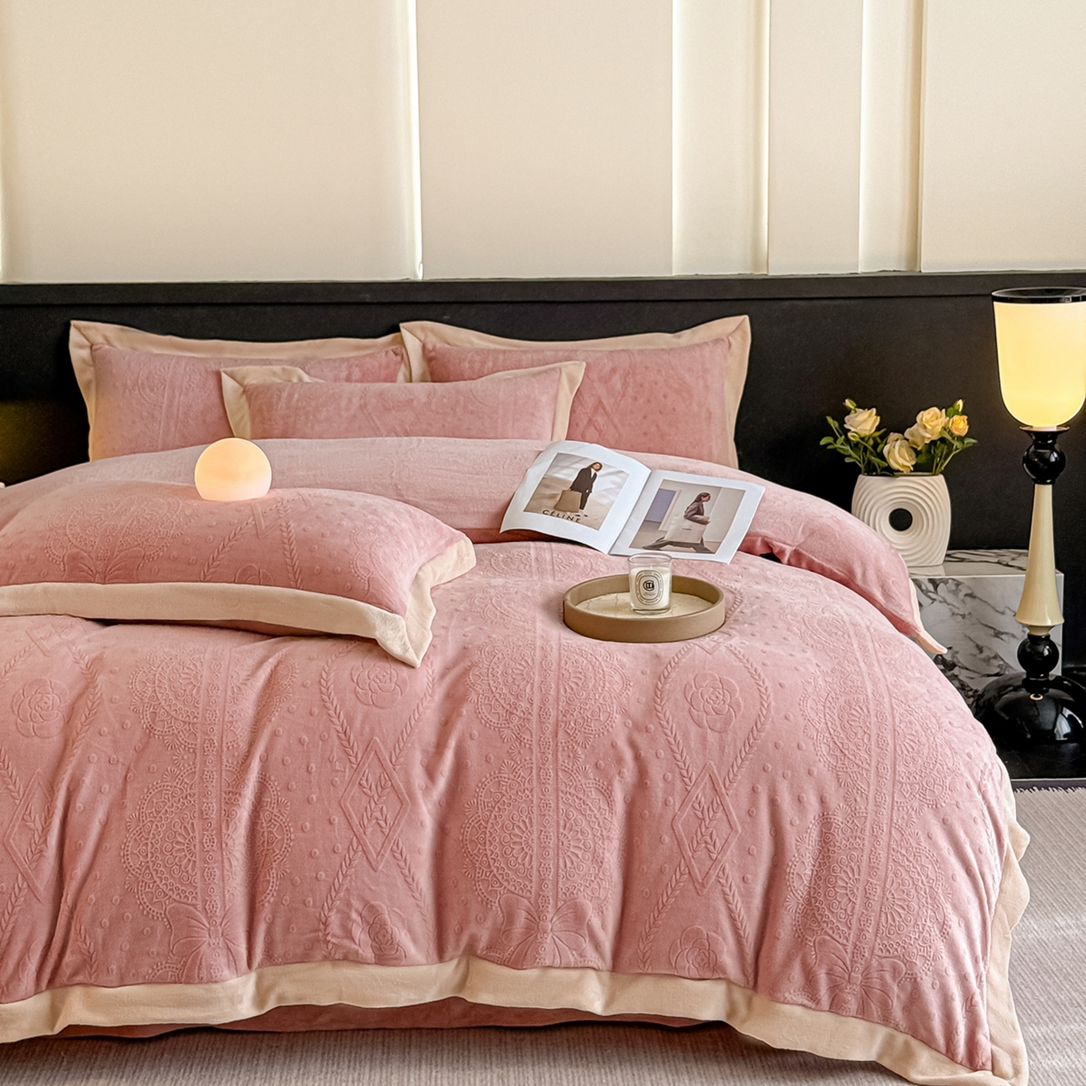 91家纺网 家纺一手货源 找家纺 亿梵家居  2025秋冬新款-拼角款A类全消光牛奶绒立体5D雕花绒四件套 夏洛特-浅粉玉