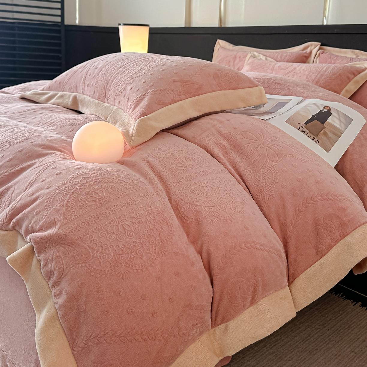 91家纺网 家纺一手货源 找家纺 亿梵家居  2025秋冬新款-拼角款A类全消光牛奶绒立体5D雕花绒四件套 夏洛特-浅粉玉