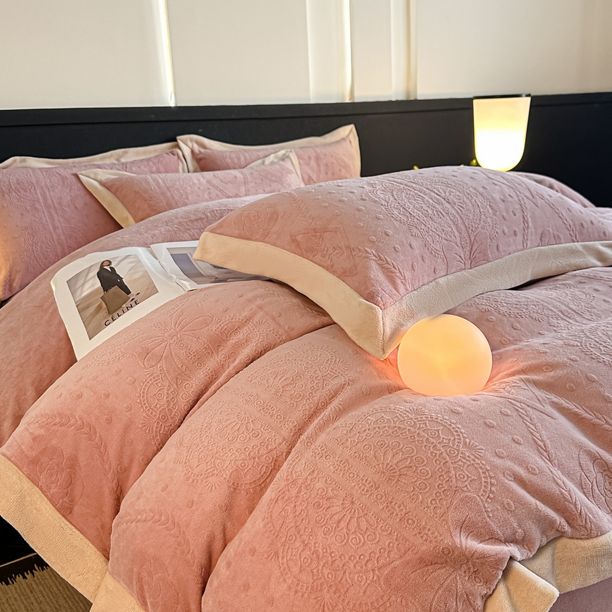 91家纺网 家纺一手货源 找家纺 亿梵家居  2025秋冬新款-拼角款A类全消光牛奶绒立体5D雕花绒四件套 夏洛特-浅粉玉