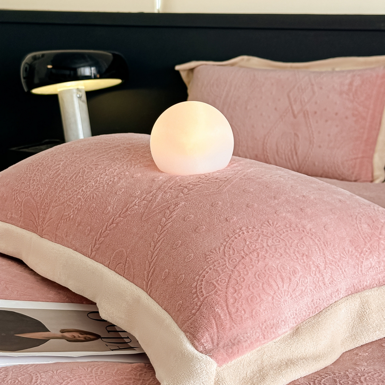 91家纺网 家纺一手货源 找家纺 亿梵家居  2025秋冬新款-拼角款A类全消光牛奶绒立体5D雕花绒四件套 夏洛特-浅粉玉