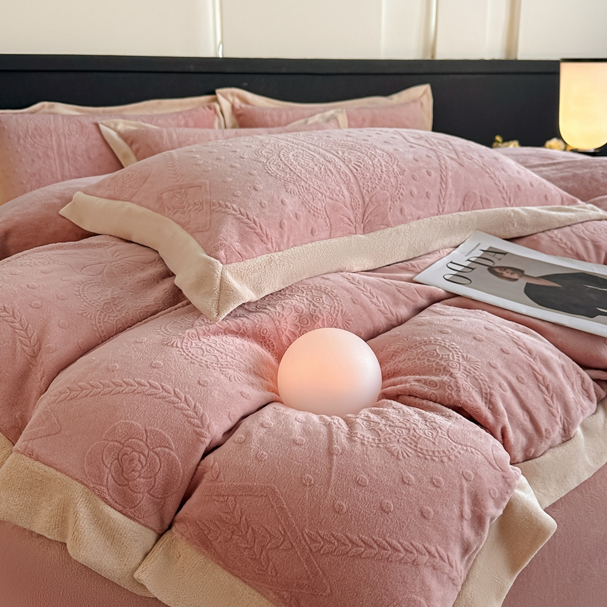 91家纺网 家纺一手货源 找家纺 亿梵家居  2025秋冬新款-拼角款A类全消光牛奶绒立体5D雕花绒四件套 夏洛特-浅粉玉