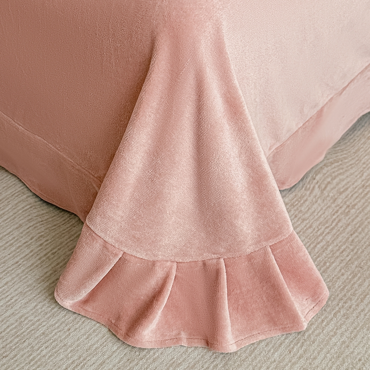 91家纺网 家纺一手货源 找家纺 亿梵家居  2025秋冬新款-拼角款A类全消光牛奶绒立体5D雕花绒四件套 夏洛特-浅粉玉