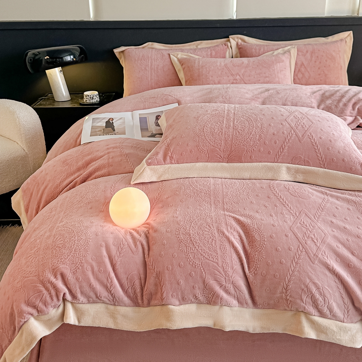 91家纺网 家纺一手货源 找家纺 亿梵家居  2025秋冬新款-拼角款A类全消光牛奶绒立体5D雕花绒四件套 夏洛特-浅粉玉