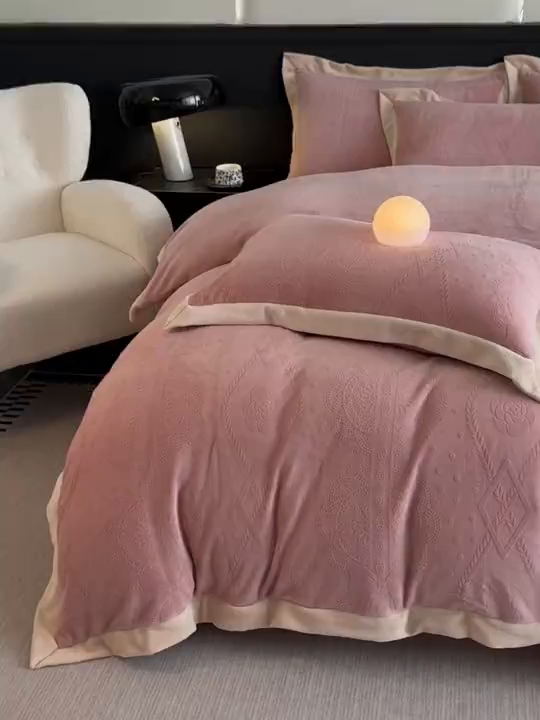 91家纺网 家纺一手货源 找家纺 亿梵家居  2025秋冬新款-拼角款A类全消光牛奶绒立体5D雕花绒四件套 夏洛特-浅粉玉