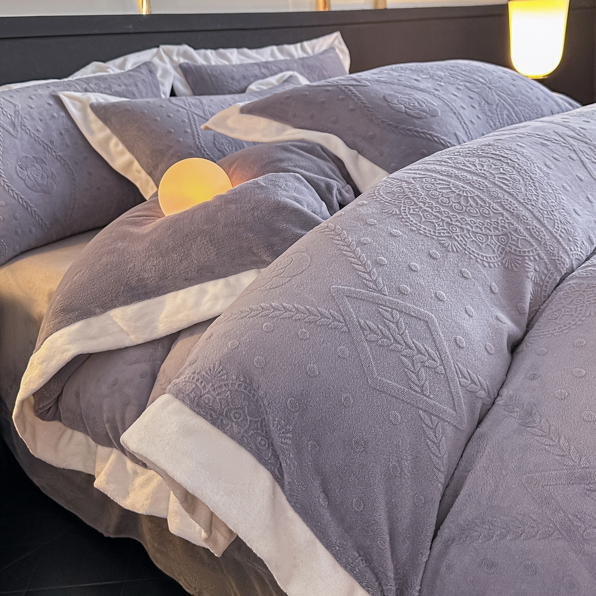 亿梵家居  2025秋冬新款-拼角款A类全消光牛奶绒立体5D雕花绒四件套 夏洛特-香芋紫