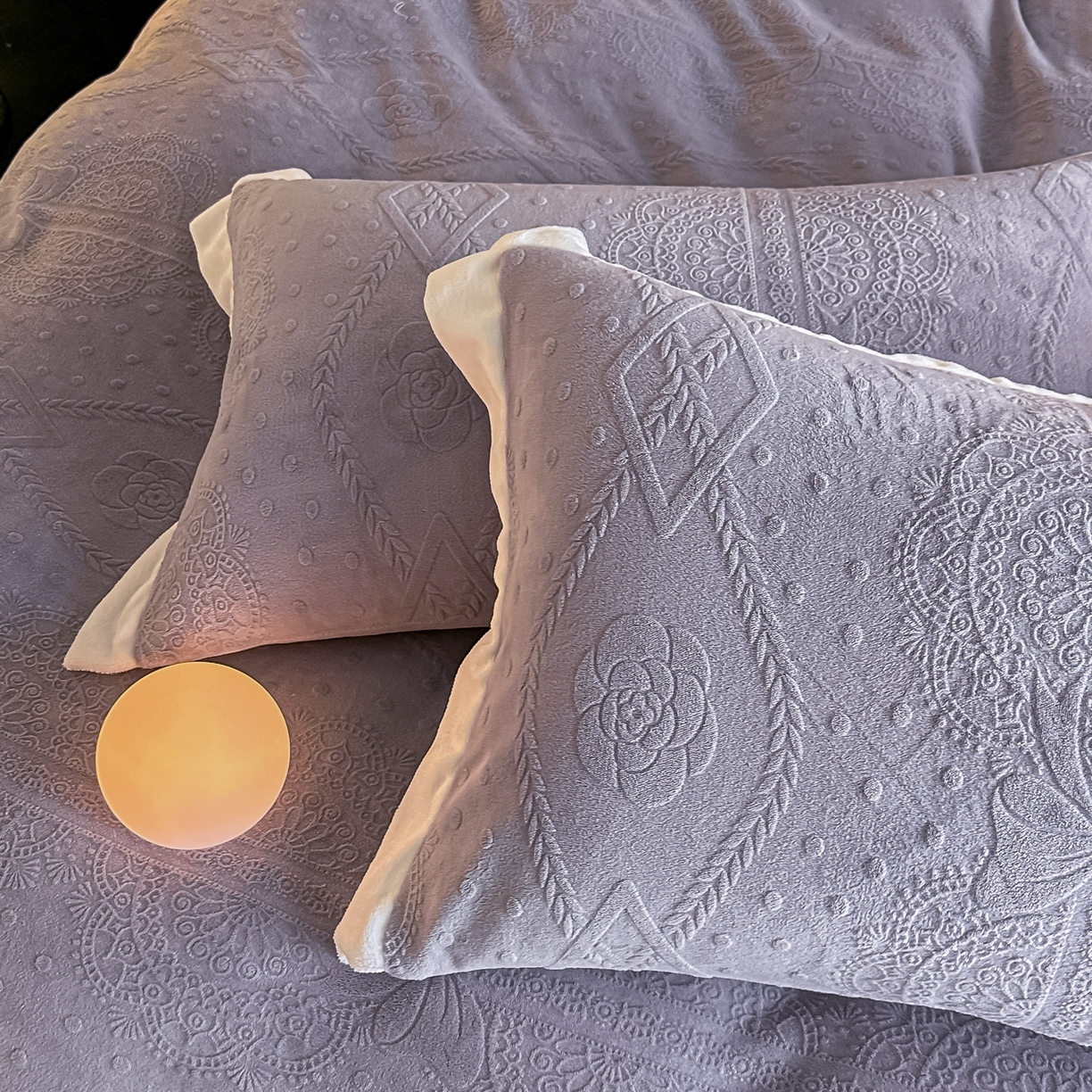 91家纺网 家纺一手货源 找家纺 亿梵家居  2025秋冬新款-拼角款A类全消光牛奶绒立体5D雕花绒四件套 夏洛特-香芋紫