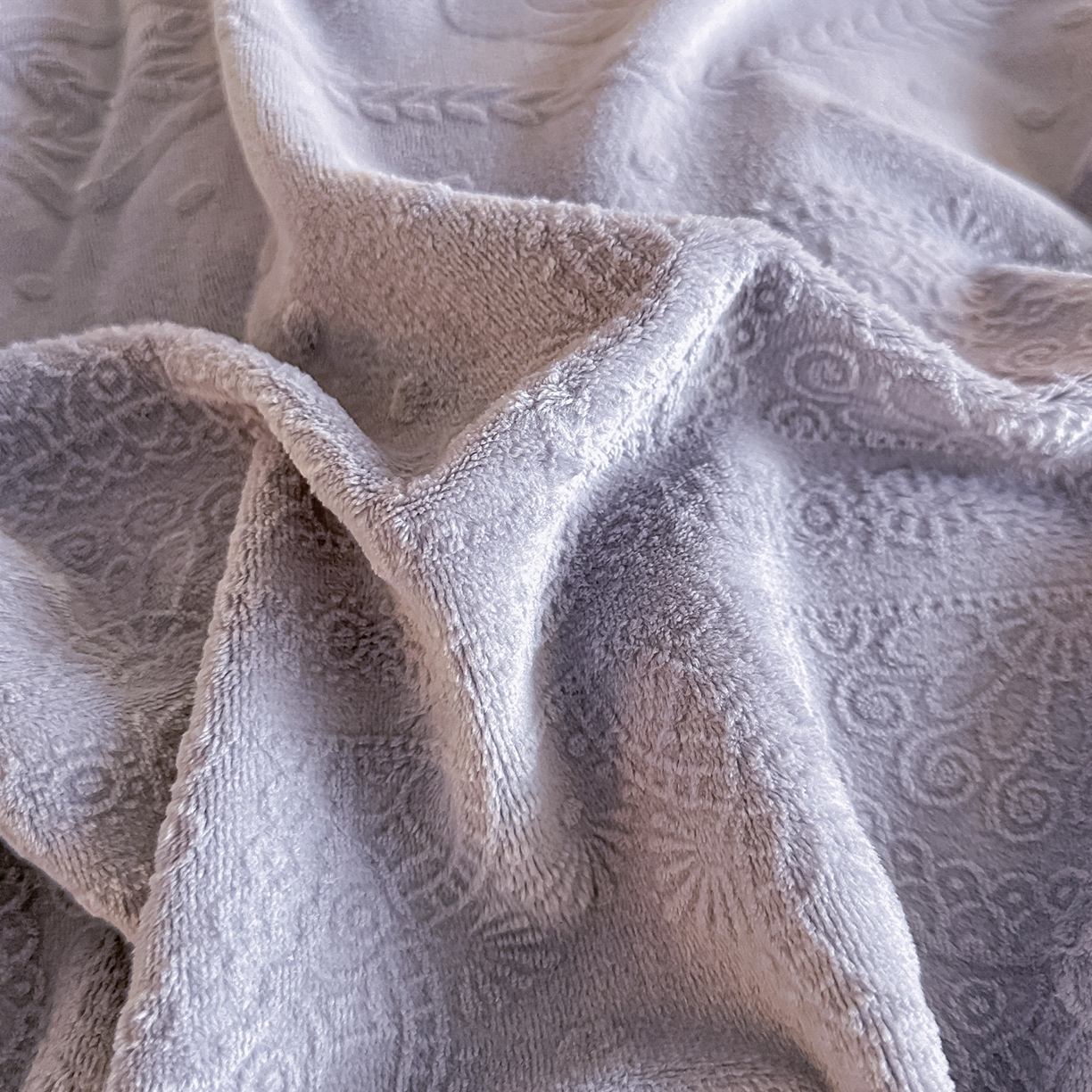 91家纺网 家纺一手货源 找家纺 亿梵家居  2025秋冬新款-拼角款A类全消光牛奶绒立体5D雕花绒四件套 夏洛特-香芋紫