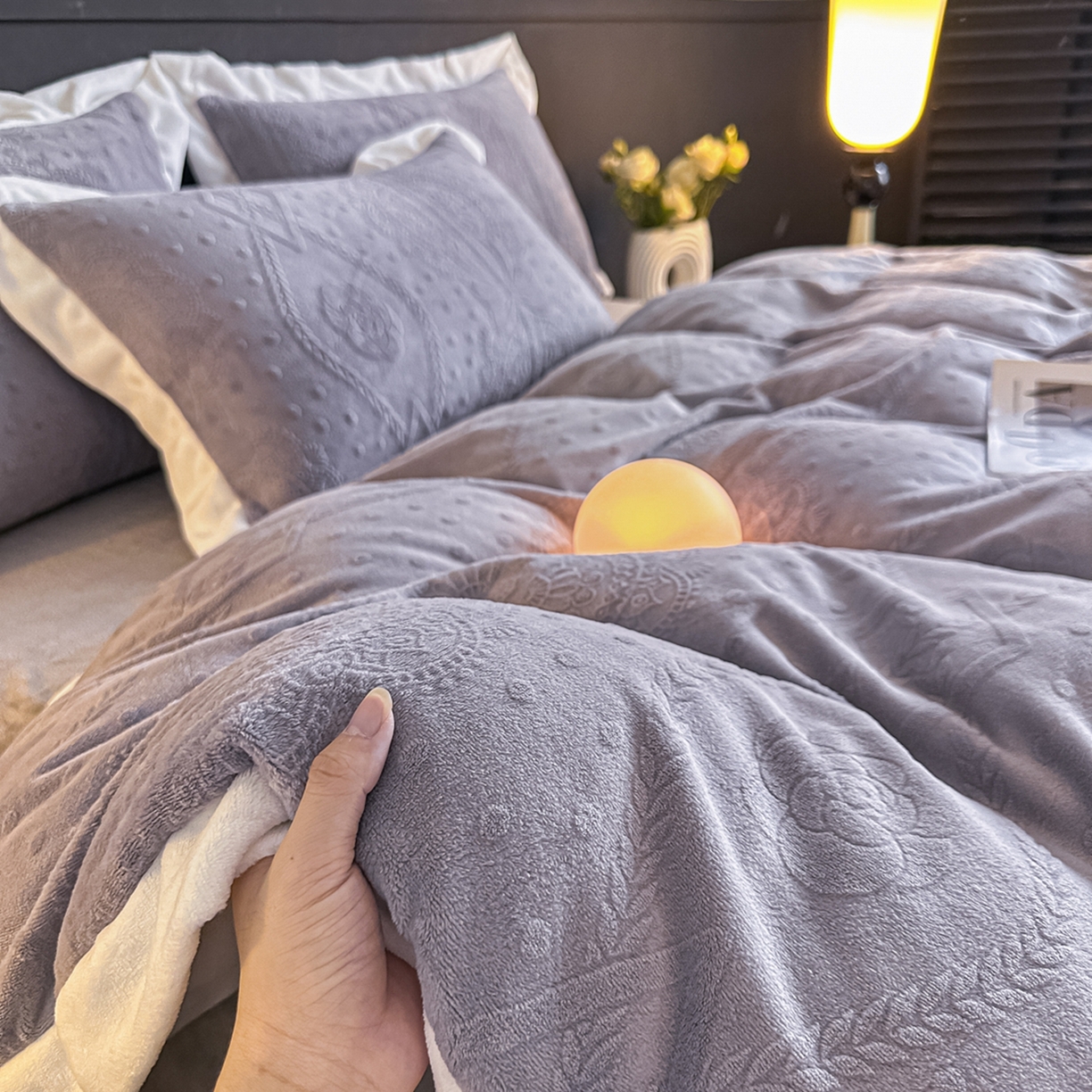 91家纺网 家纺一手货源 找家纺 亿梵家居  2025秋冬新款-拼角款A类全消光牛奶绒立体5D雕花绒四件套 夏洛特-香芋紫