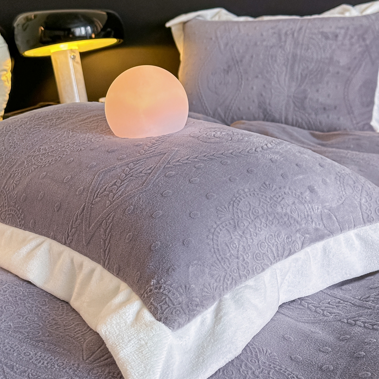 91家纺网 家纺一手货源 找家纺 亿梵家居  2025秋冬新款-拼角款A类全消光牛奶绒立体5D雕花绒四件套 夏洛特-香芋紫