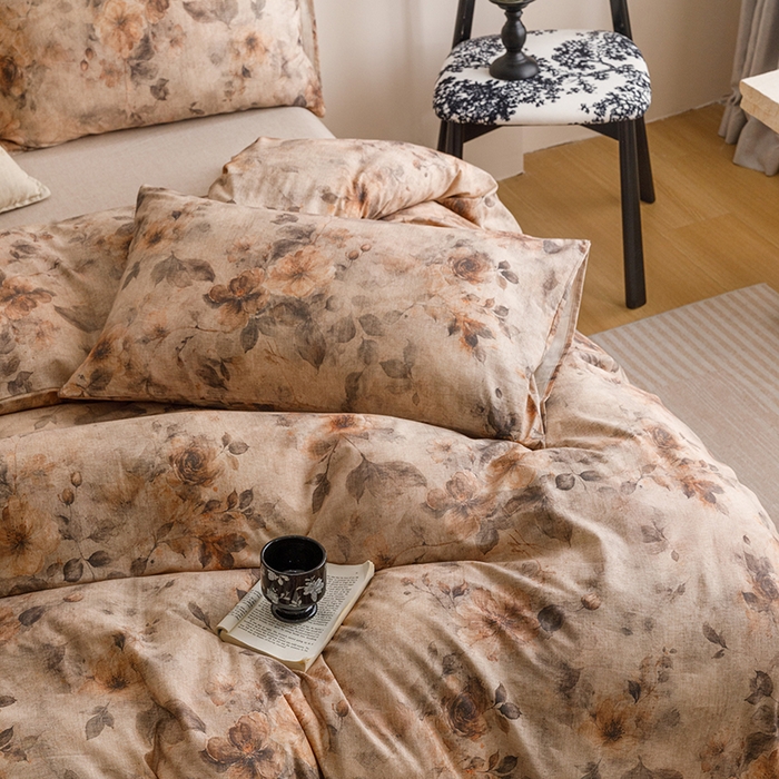 91家纺网 家纺一手货源 找家纺 爱思佳 2025新款棉麻数码印花四件套 花间墨韵-咖