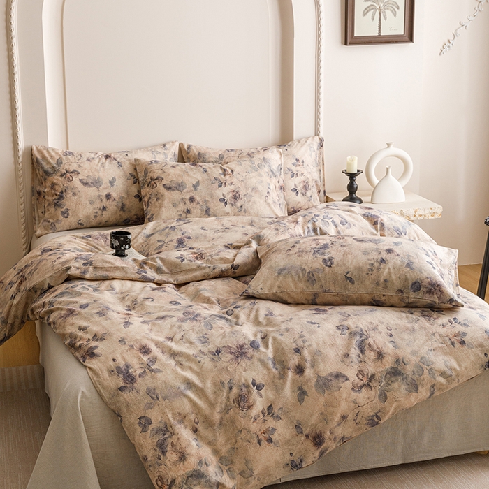 91家纺网 家纺一手货源 找家纺 爱思佳 2025新款棉麻数码印花四件套 花间墨韵-兰