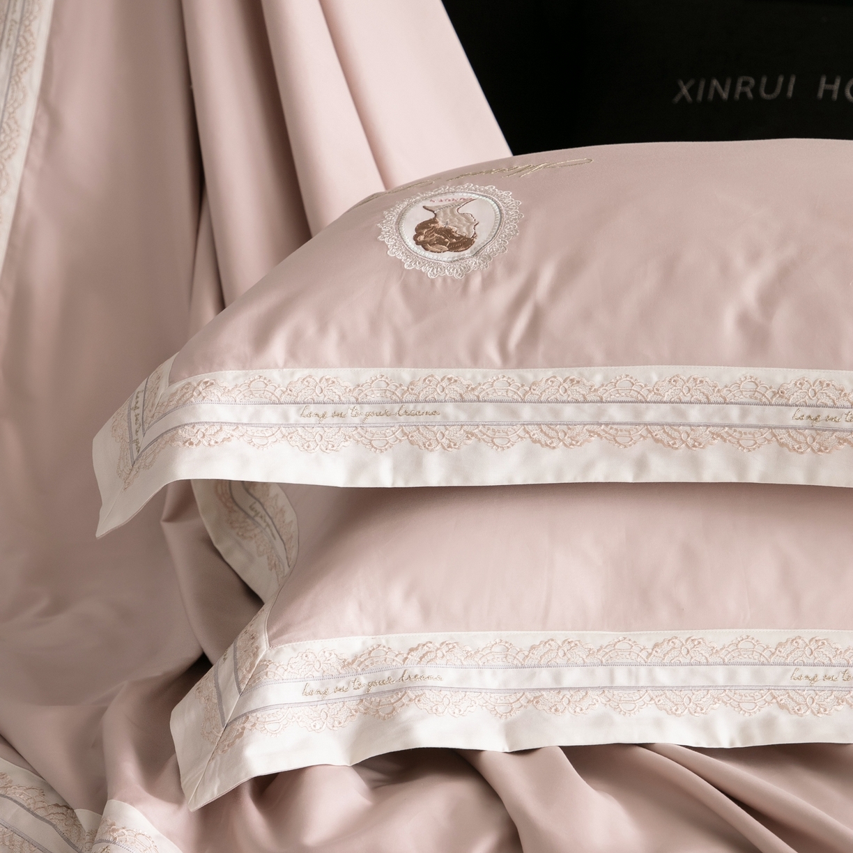 91家纺网 家纺一手货源 找家纺 馨蕊家居 2025新款100s全棉刺绣四件套-慕恋 （会员-20） 控价398/418 劵后控价：不低于368/388（礼盒包装） 慕恋-蔷薇粉