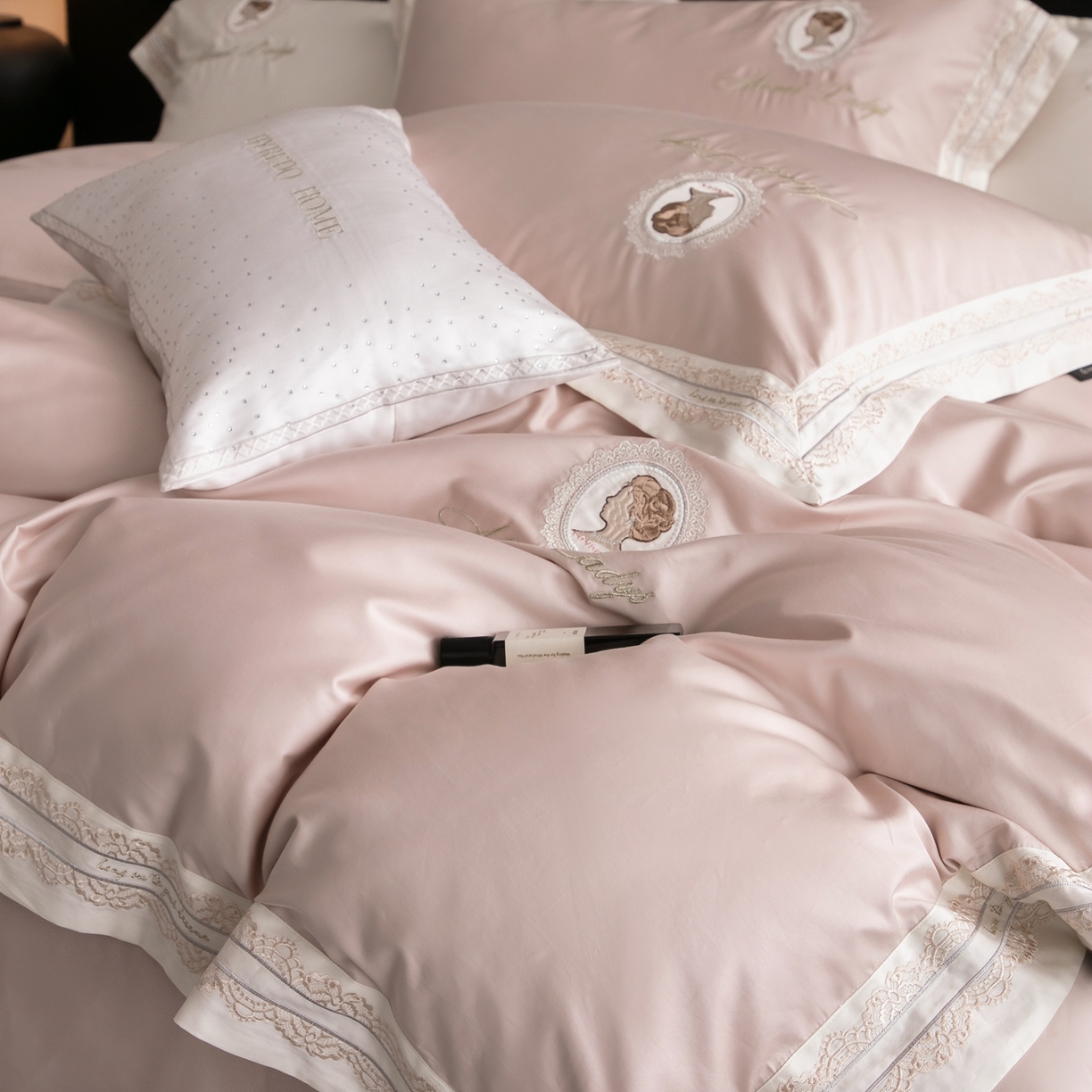 91家纺网 家纺一手货源 找家纺 馨蕊家居 2025新款100s全棉刺绣四件套-慕恋 （会员-20） 控价398/418 劵后控价：不低于368/388（礼盒包装） 慕恋-蔷薇粉