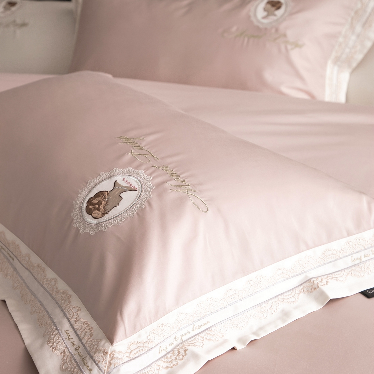 91家纺网 家纺一手货源 找家纺 馨蕊家居 2025新款100s全棉刺绣四件套-慕恋 （会员-20） 控价398/418 劵后控价：不低于368/388（礼盒包装） 慕恋-蔷薇粉